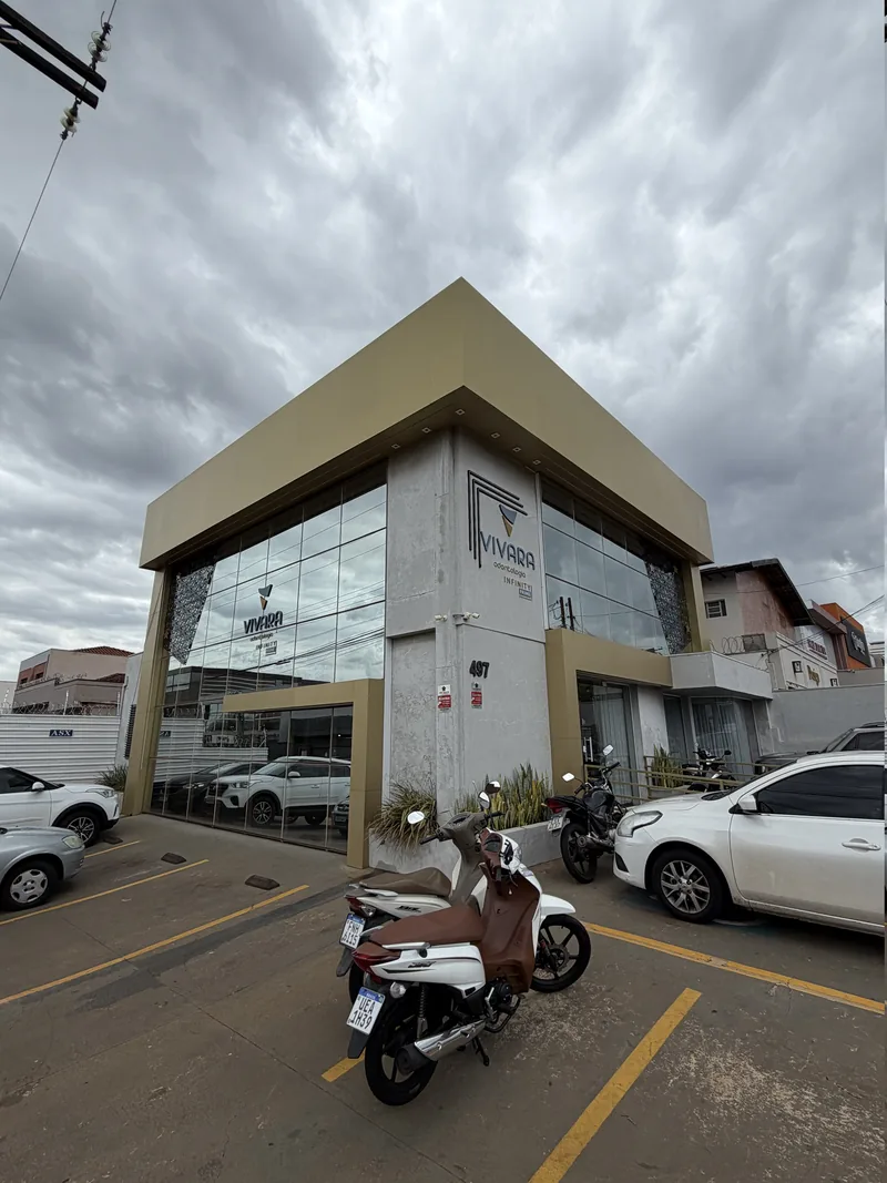 Fachada comercial revestida em ACM dourado com pintura PVDF executada pela Riberbond