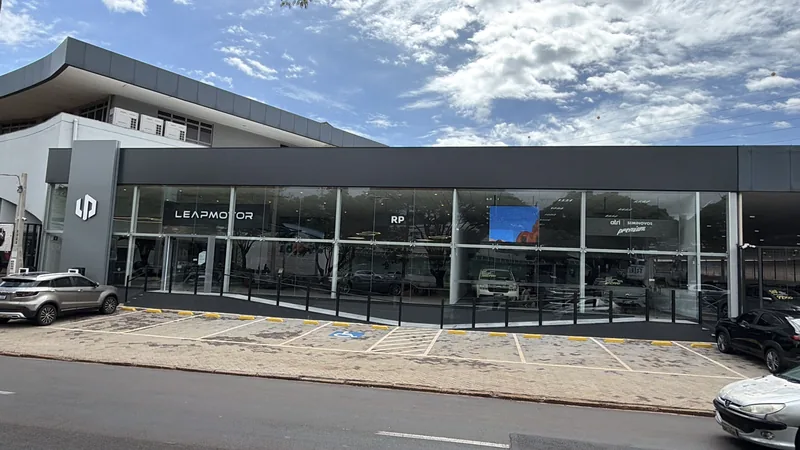 Envidraçamento de fachada comercial em vidro executado pela Riberbond