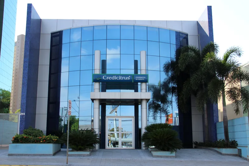 Fachada em glazing estrutural com pele de vidro contínua executada pela Riberbond em edifício comercial
